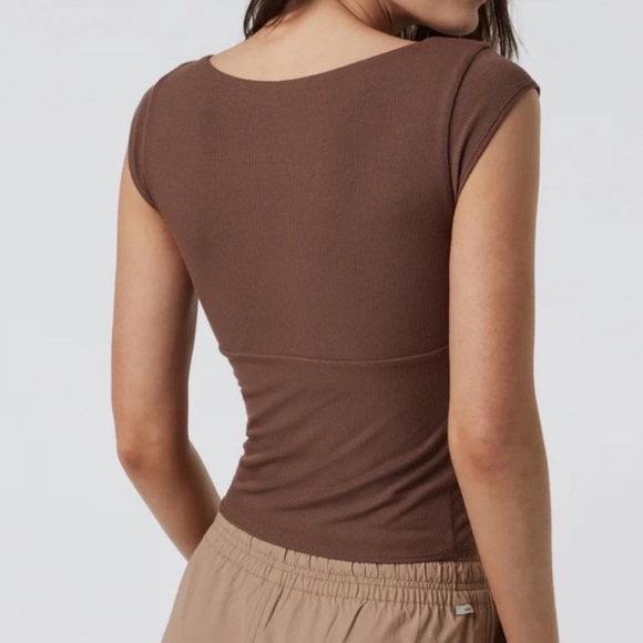 Vuori Sleeveless Cove V Neck Tank Pepper Brown Cap Sleeve Top small S NWT - Picture 2 of 3
